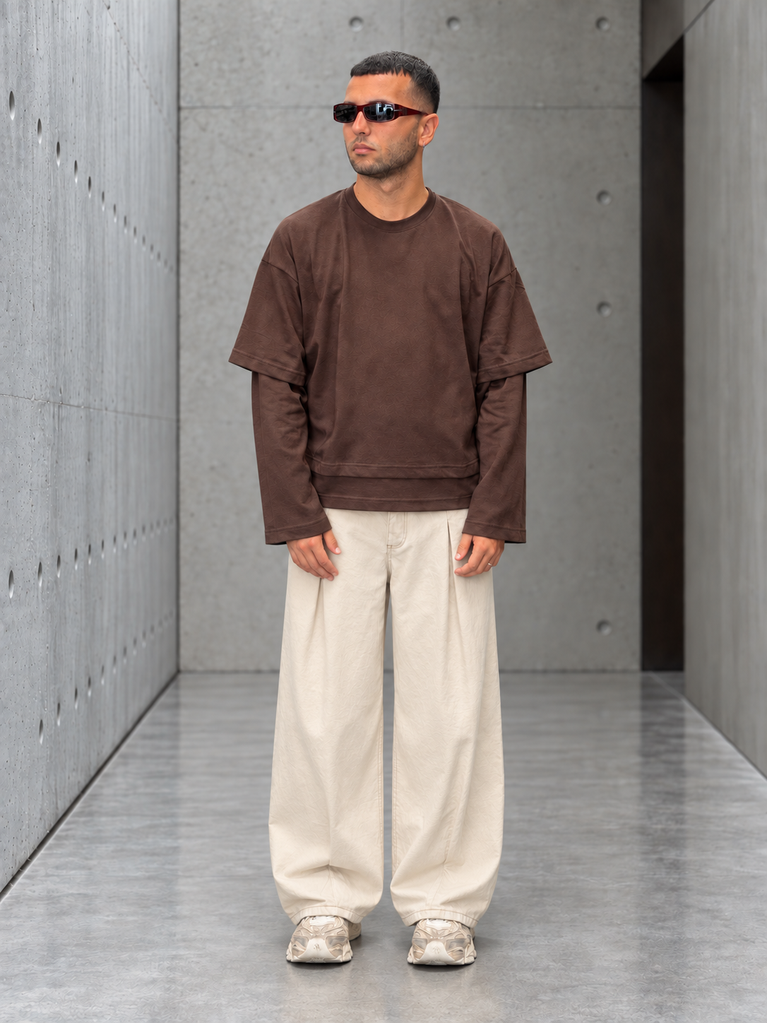 Outfit Space OD con Longsleeve Double marrone e Jeans Ballon Torres crema, fotografato a figura intera.