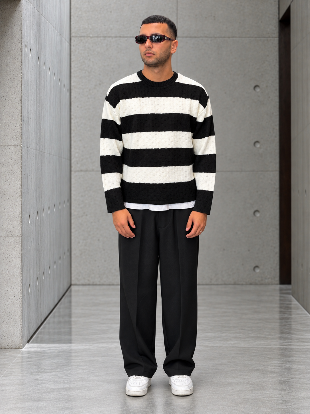 Outfit Space OD con Pullover Fasce bianco e nero e Panta Newponza nero, fotografato a figura intera.