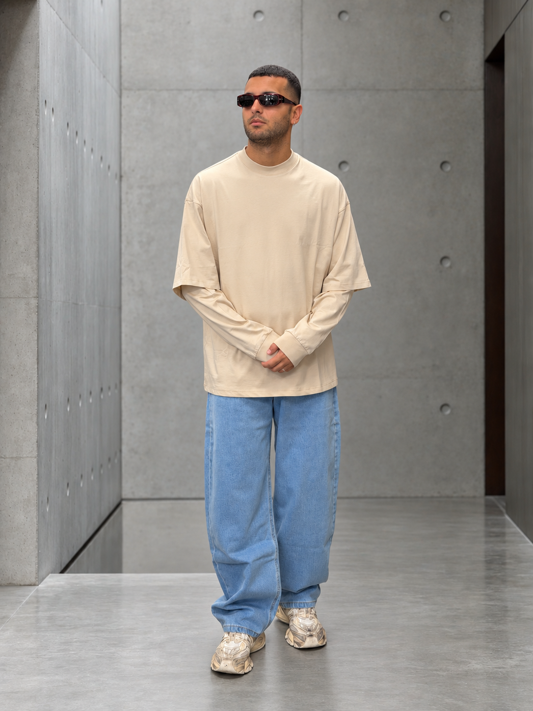 Outfit Space OD con Longsleeve Over beige e Jeans Job chiaro, fotografato a figura intera